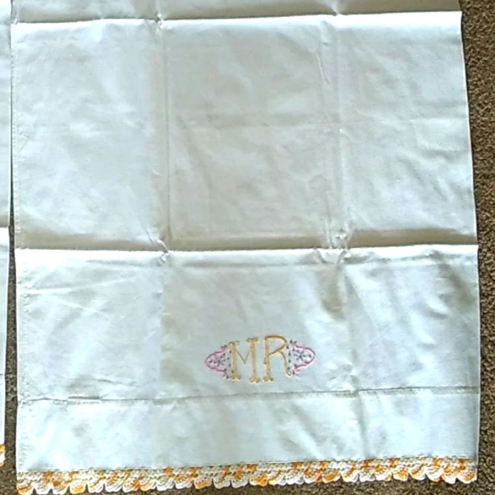 👰‍♀️🤵‍♂️Mr & Mrs EMBROIDERED PILLOW CASES ~VINTAGE SWEEET GIFT